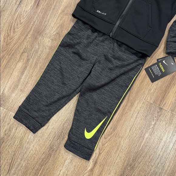 NWT Nike Therma Sweatshirt and Sweatpants Set Size 24 Months - Picture 3 of 7